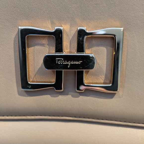 Salvatore Ferragamo Handbag / Body Bag - Picture 2 of 16